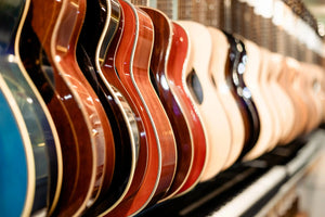 Comment choisir sa première guitare acoustique ? - Italie Musique