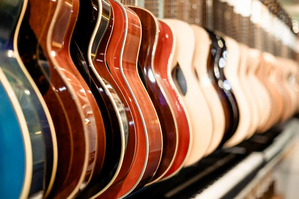 Comment choisir sa première guitare acoustique ? - Italie Musique