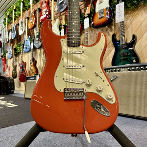 Guitare Fender Stratocaster Japan Traditional II Fiesta Red  Italie Musique